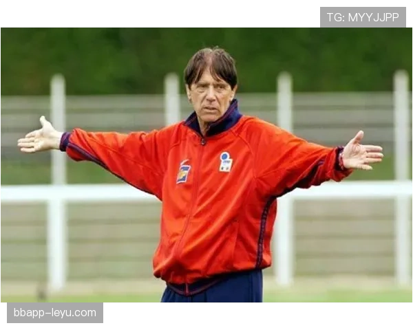 马尔蒂尼战术智慧解析：现代足球中防守与进攻的完美平衡引热议