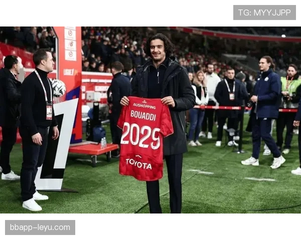 德甲各队紧锣密鼓备战冬窗，明星球员成转会市场焦点