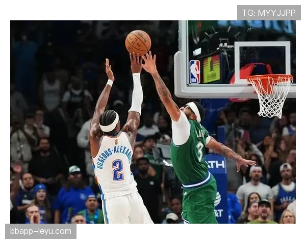 安东尼·戴维斯挡拆拉开空间，高效防守助湖人稳固内线核心