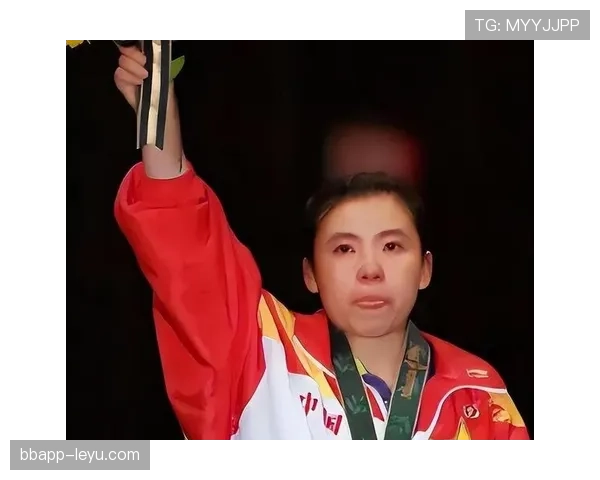 邓亚萍出门那一身打扮，手上的小包像拍卖会展品——我和旁边人都愣住了